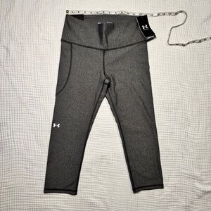 Under Armour Charcoal Performance capri Leggings women’s M gray